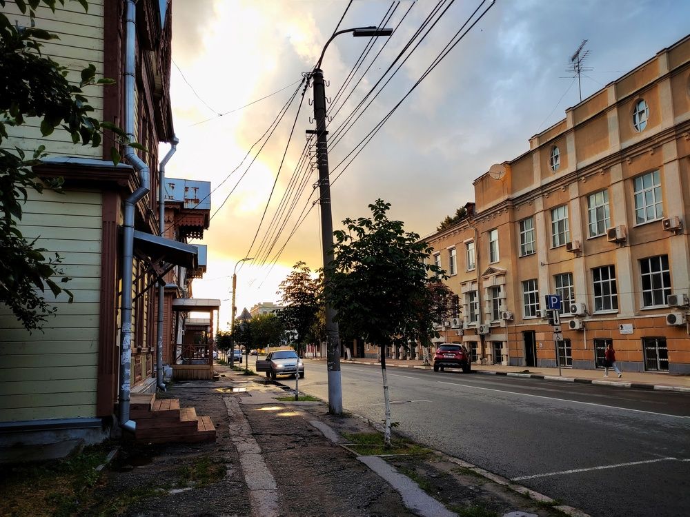 "Я вижу, как закат стекла оконные плавит..."