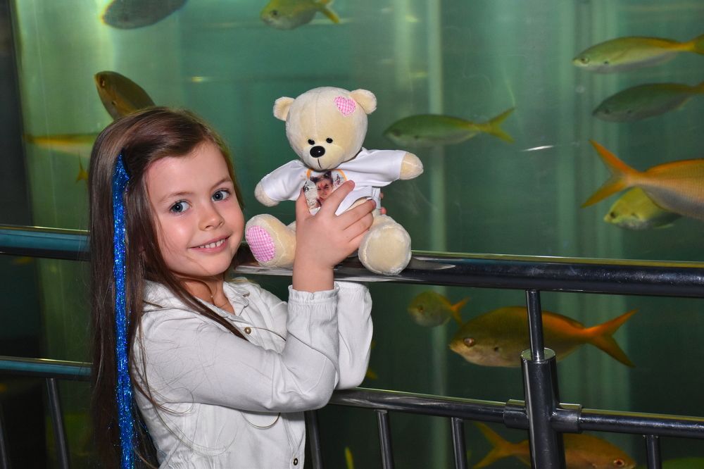 Девочка с игрушкой.