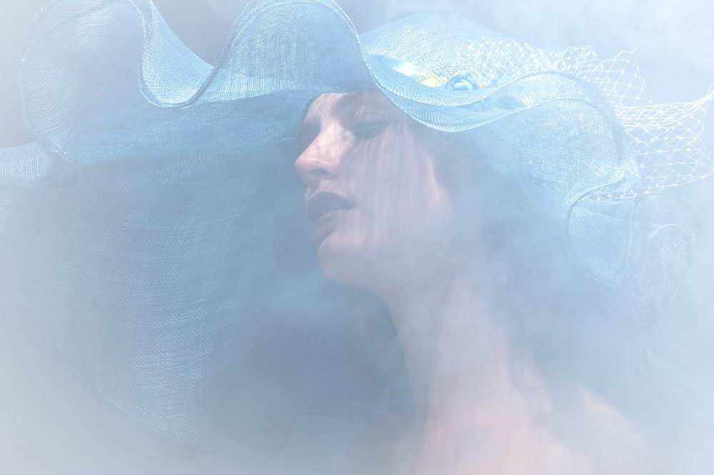 Девушка в голубой шляпе