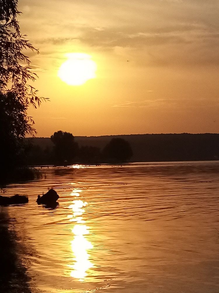 закат у реки