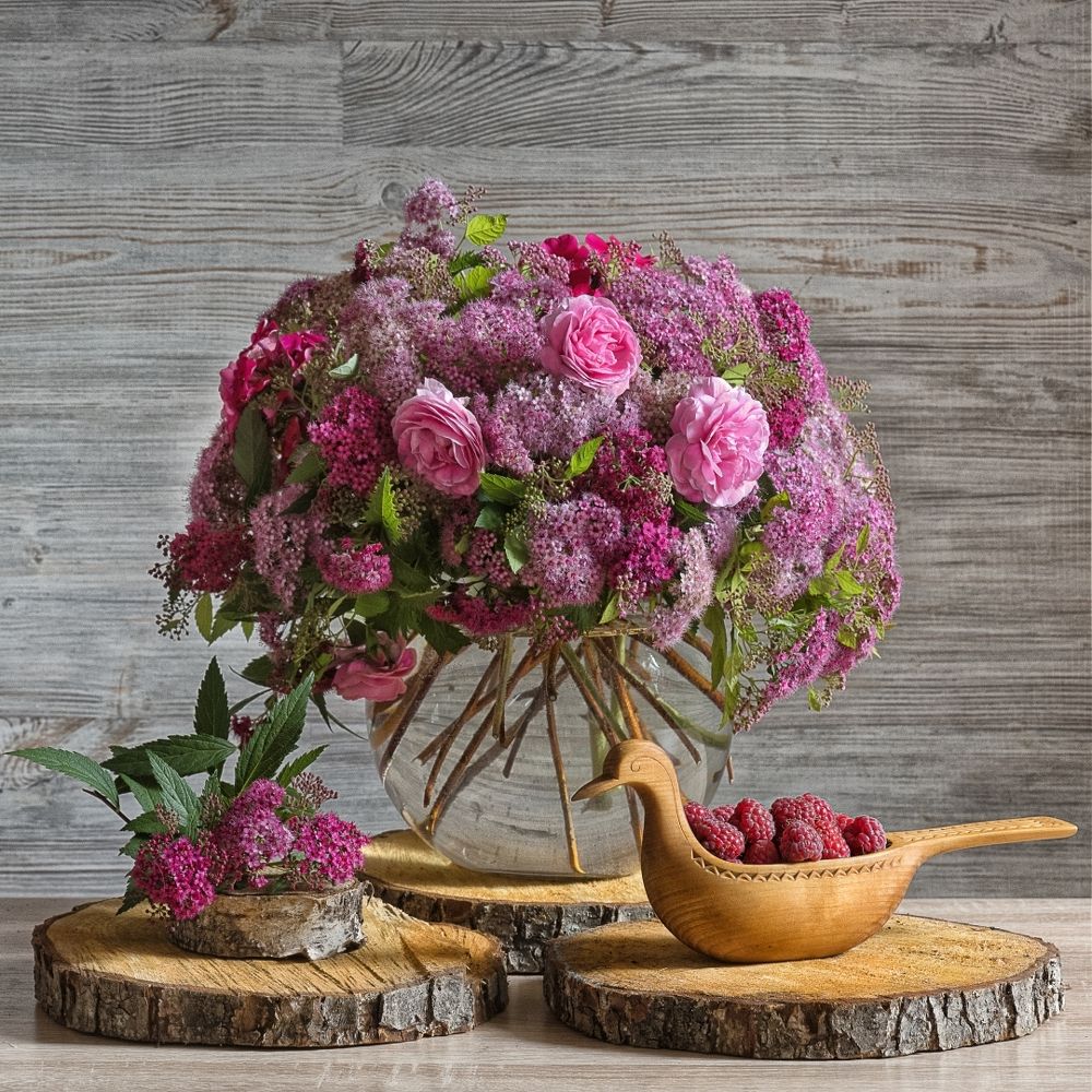 Натюрморт с цветами и малиной