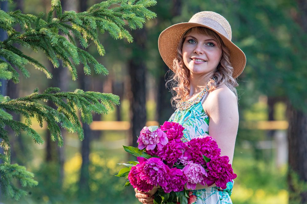 Девушка с пионами