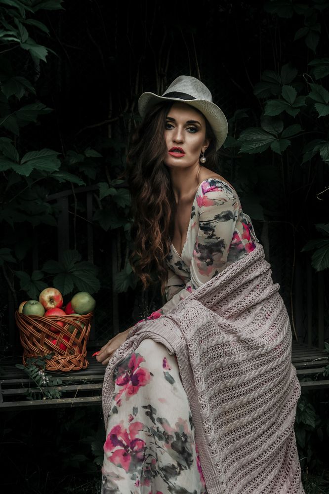 Наталия в вечернем саду