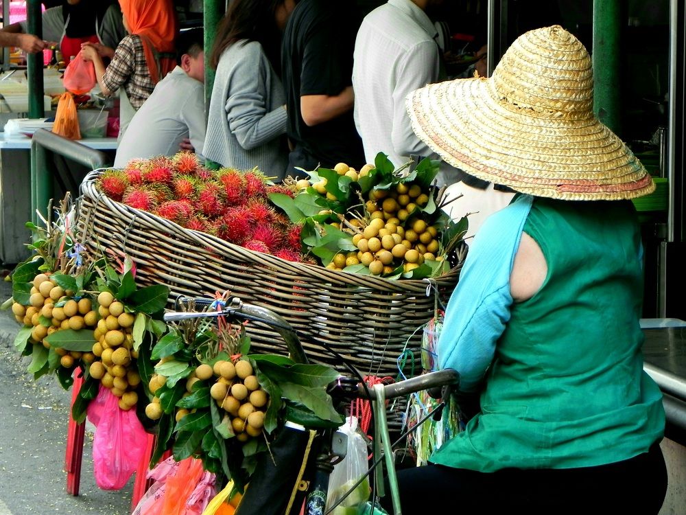 LYCHEE SELLER