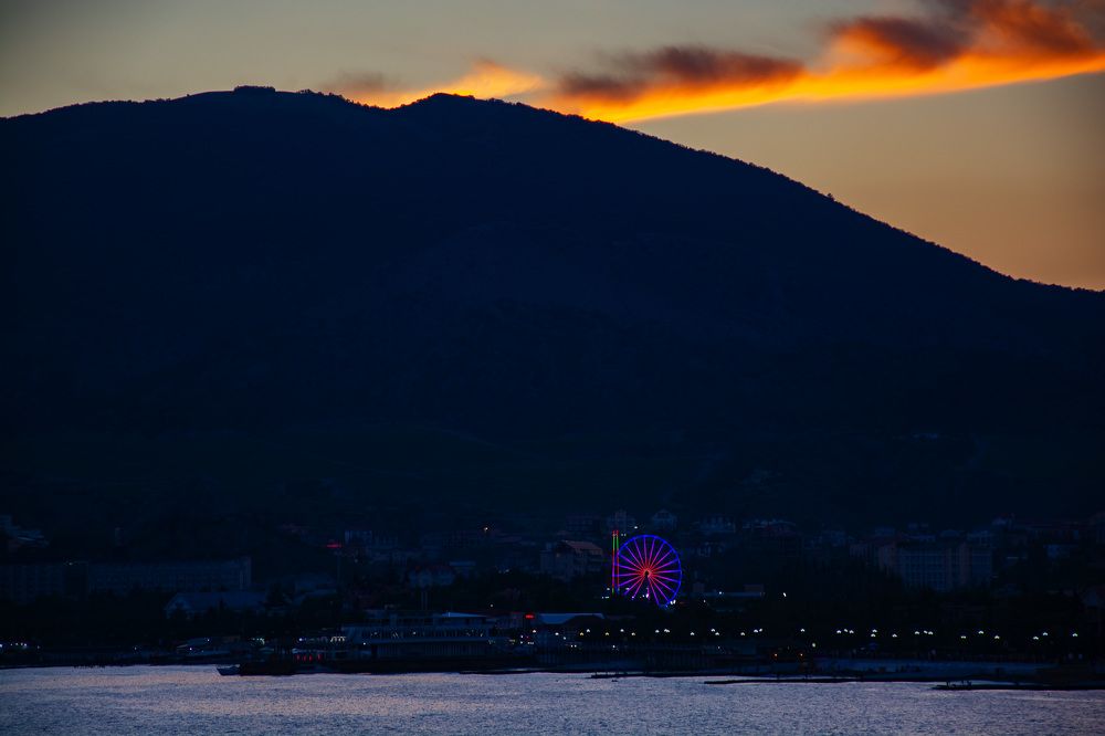 Вид на город и набережную Судака.