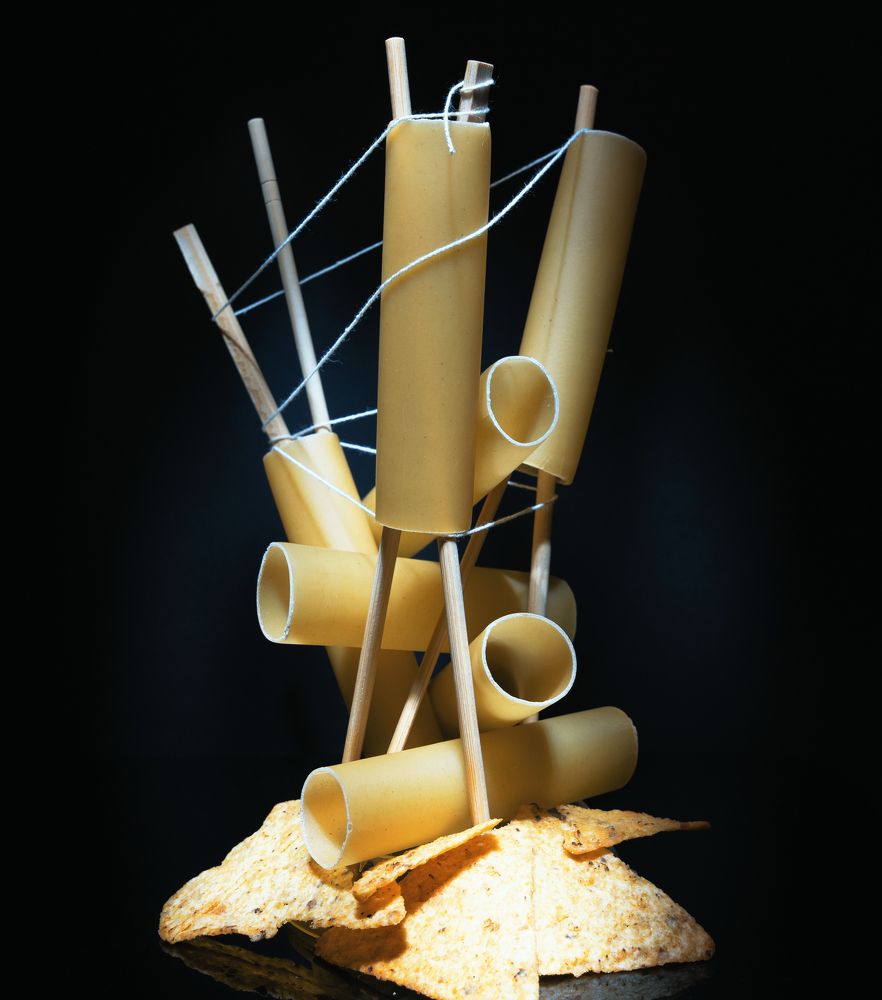 Композиция с помощью макарон, палочек и клея