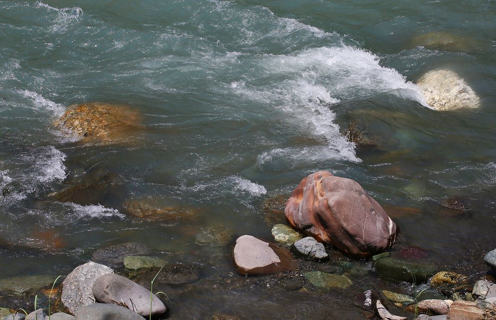 Они сошлись. Волна и камень...