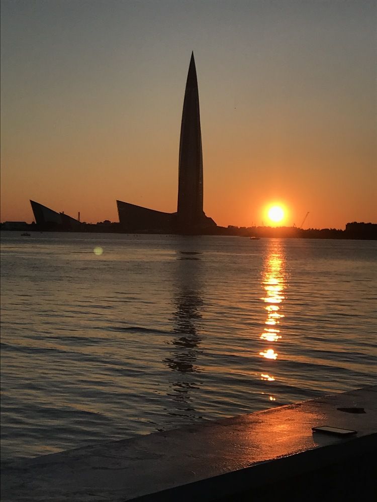 Последние лучи закатного солнца высветили