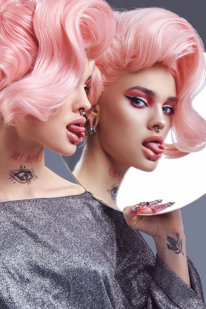 Девушка с розовыми волосами