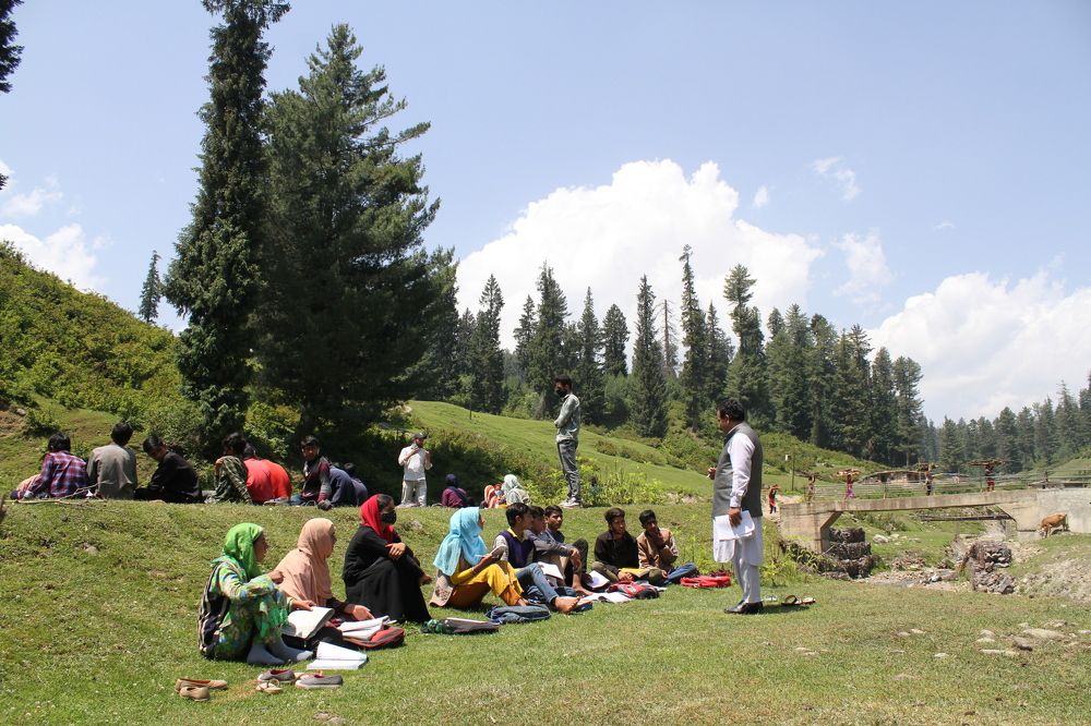 Open-air community classes in J-K's Nagbal area of South Kashmir’s Budgam area to compensate academic loss faced by students amid COVID-19