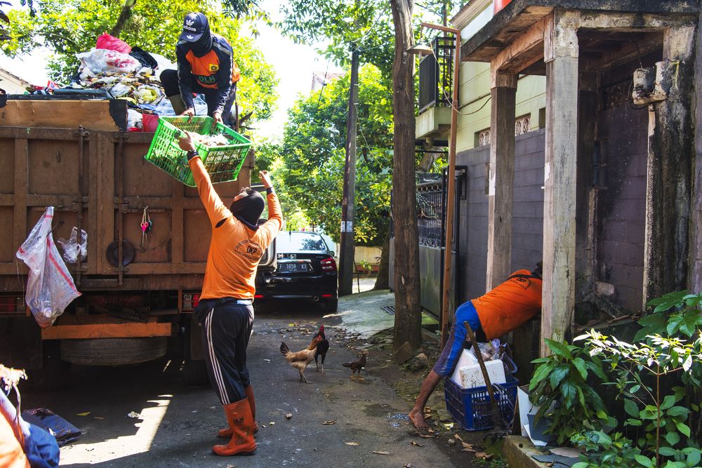 Garbage cleaners during the COVID-19 pandemic
