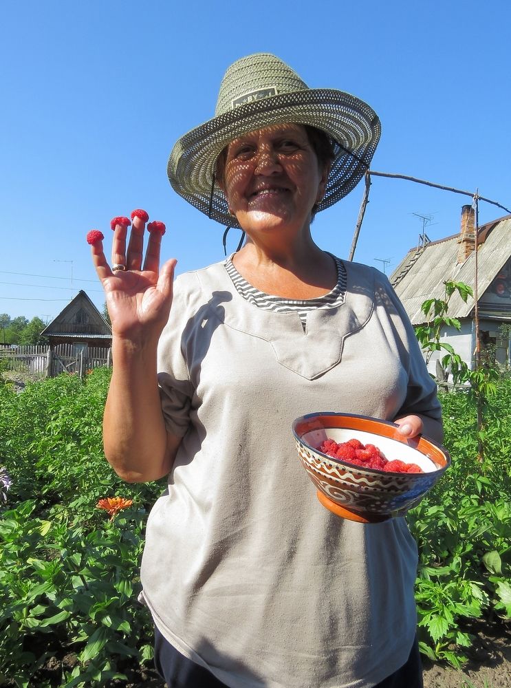 Малиновый маникюр