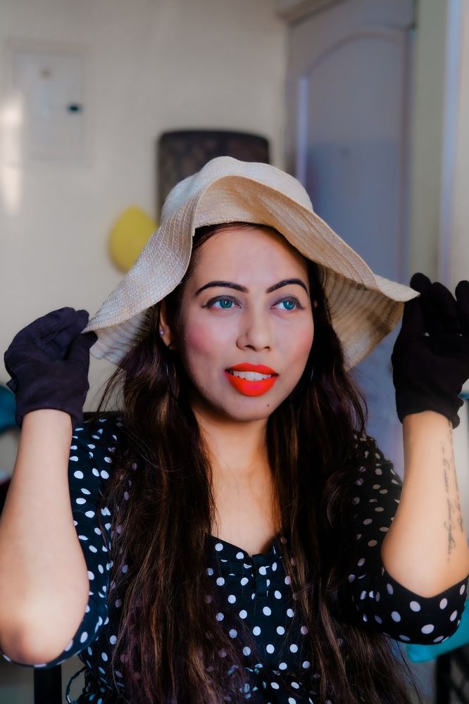 women with lot of dreams in her eyes