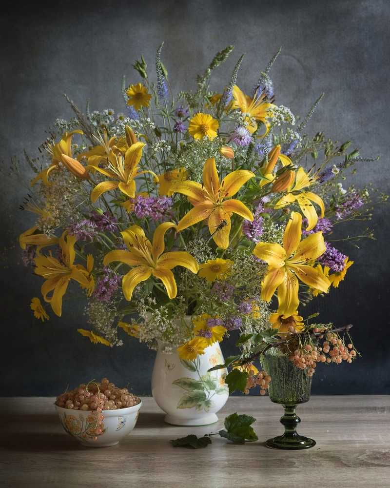 Натюрморт с цветами и ягодами