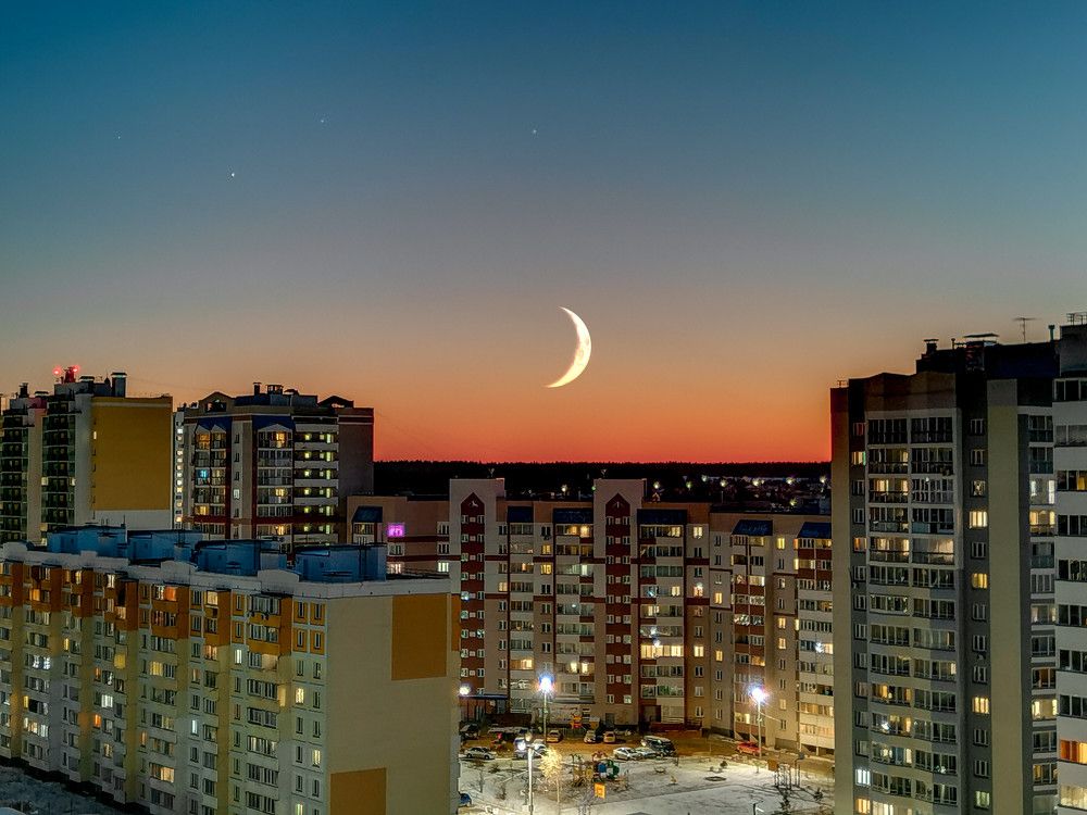 Одинокий месяц