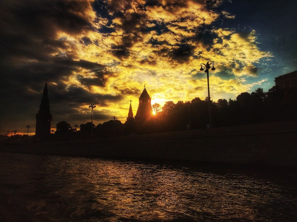 Прогулка по реке на закате