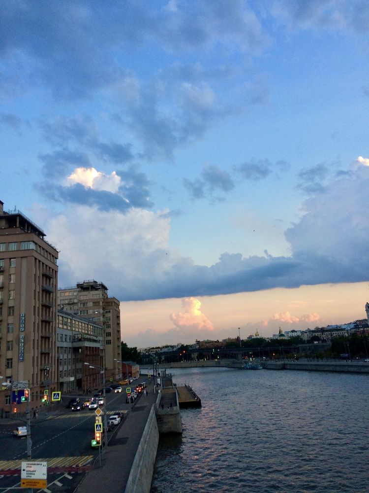 A beautiful view of the sunset at the Moskva River.