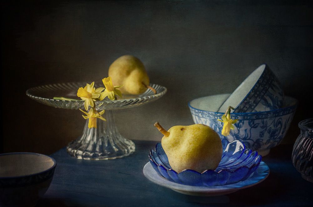 Натюрморт с желтыми грушами