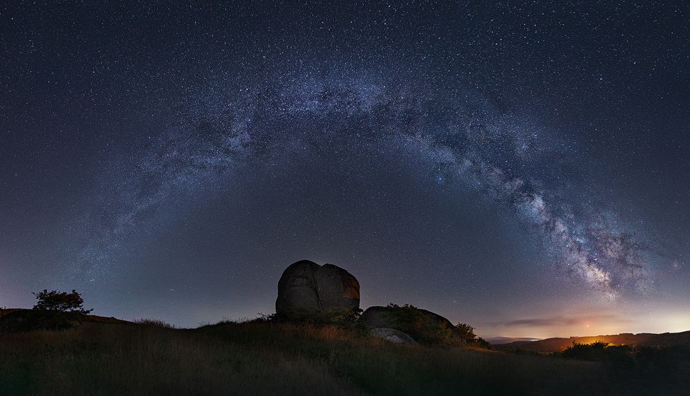 MILKYWAY OVER THE STONE