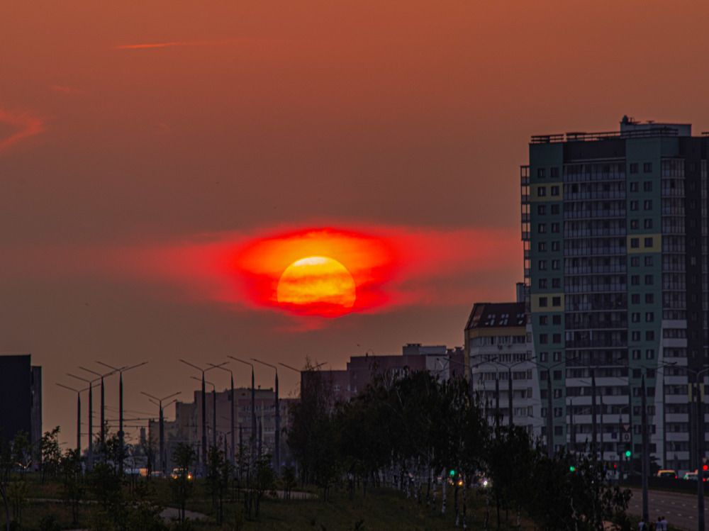 Закатное солнце сквозь облака