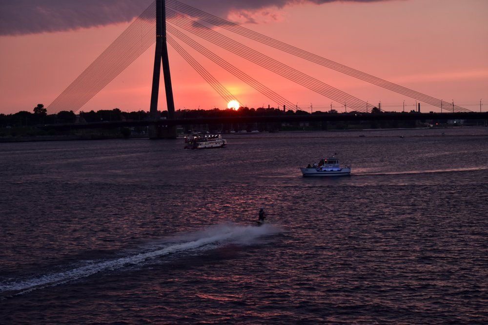 В отблесках розового заката...