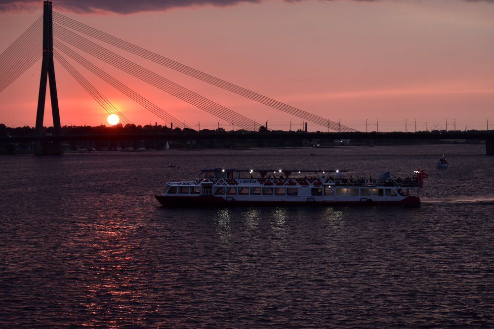 Последние лучи заходящего Солнца...