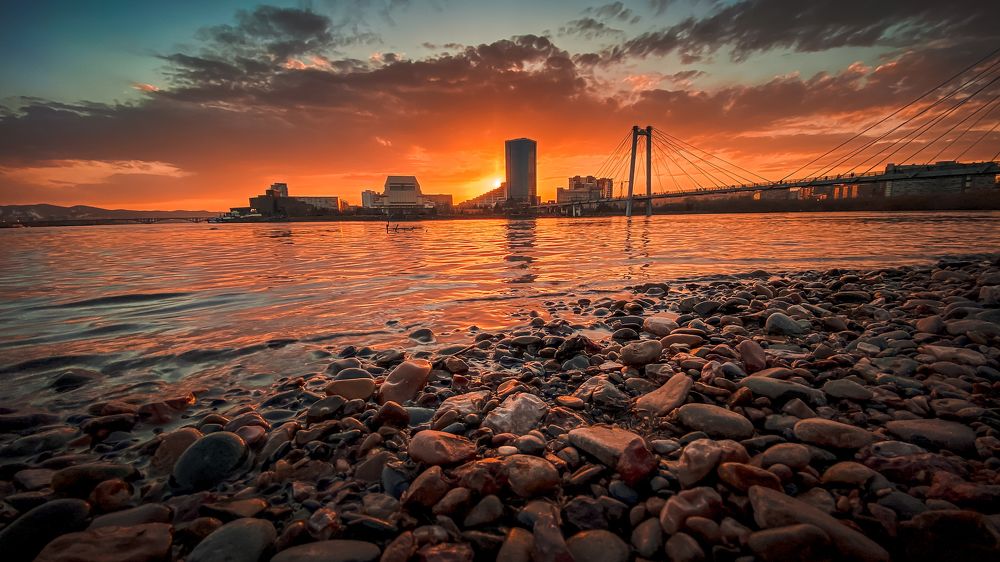 тонущий в закате город