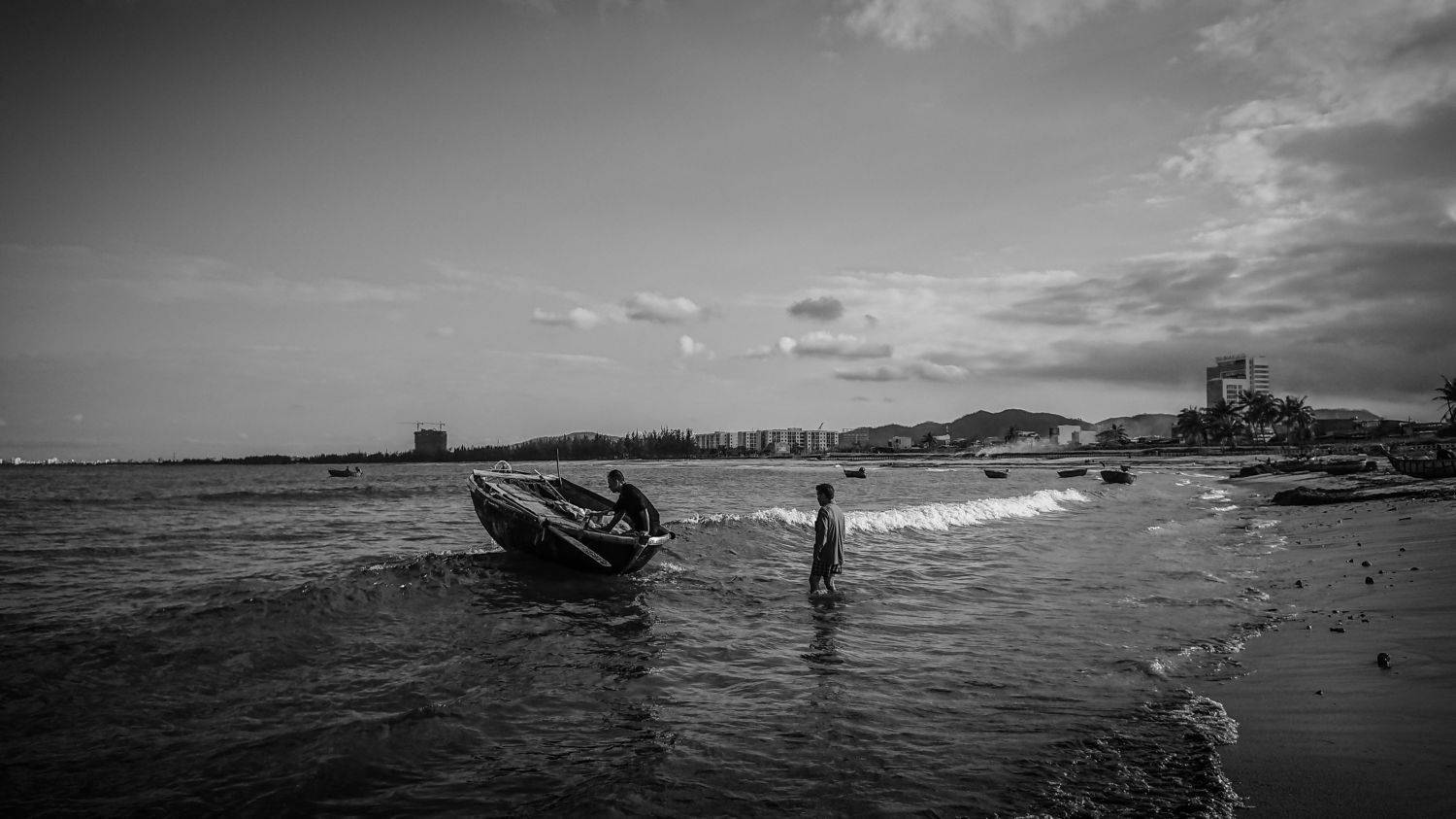 Crossing the waves to the sea