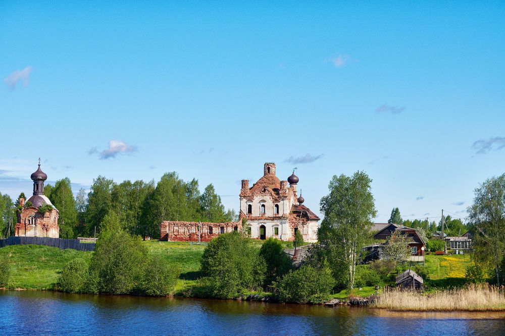 Храмы вдоль реки