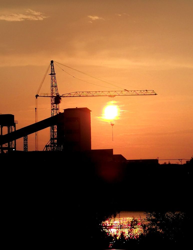 Закат на окраине города