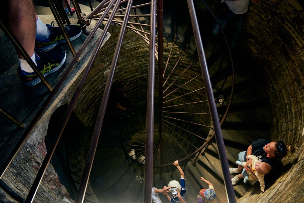 На спуске с колонады.