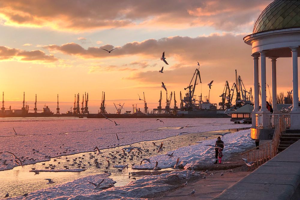 Зимний закат в морском городе.