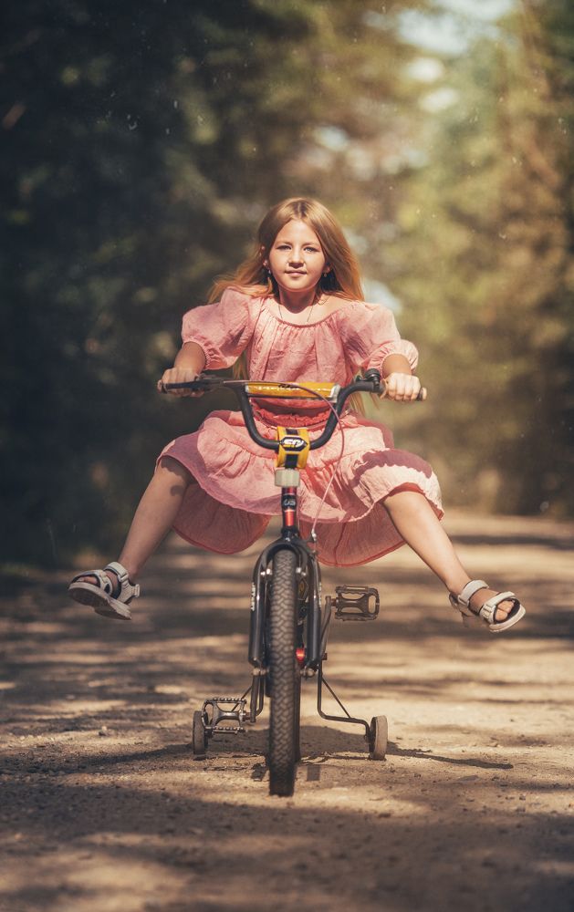 Девочка на велосипеде.