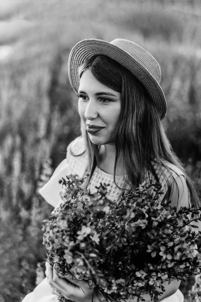 Татьяна с букетом полевых цветов