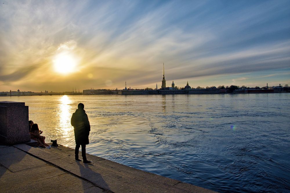 Наблюдая за закатом солнца.
