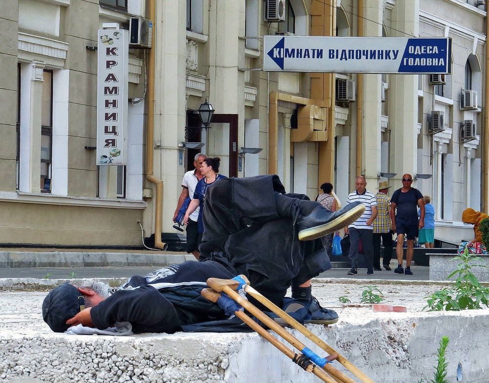 Бомж на  вокзале