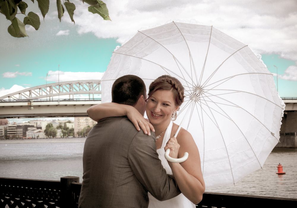 Есть я и ты, а всё, что «кроме», Легко уладить с помощью зонта!