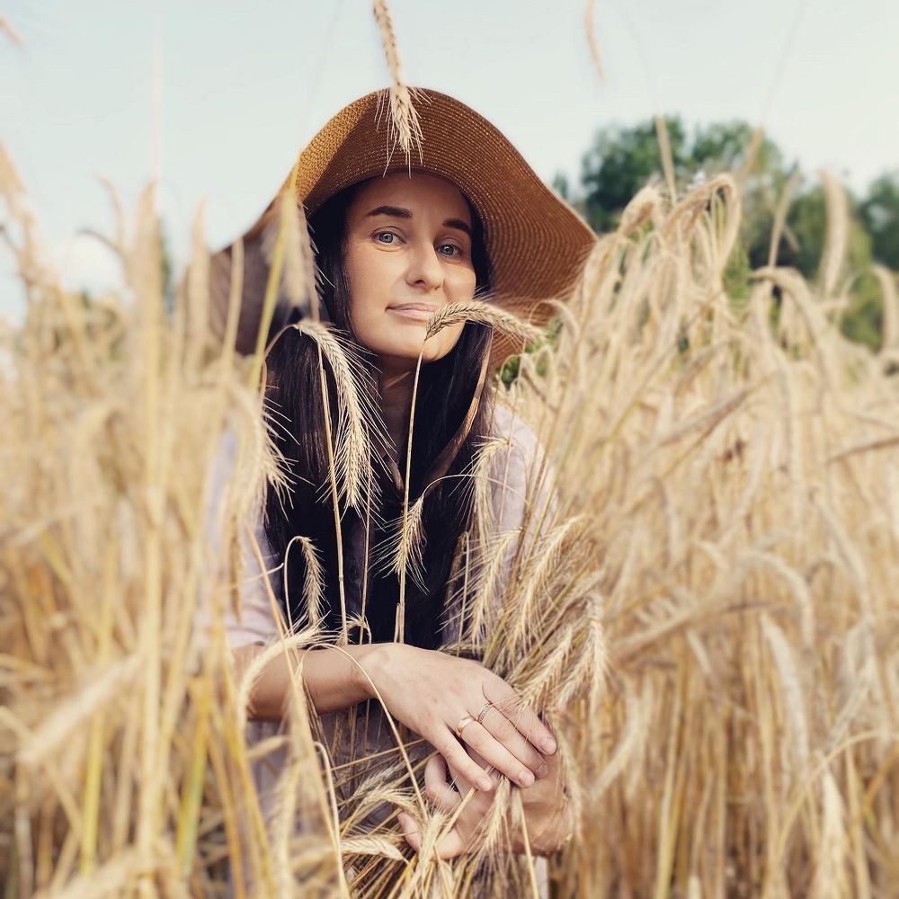 Девушка в поле