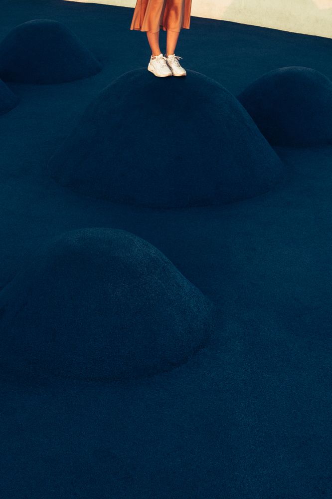 Девушка на холме