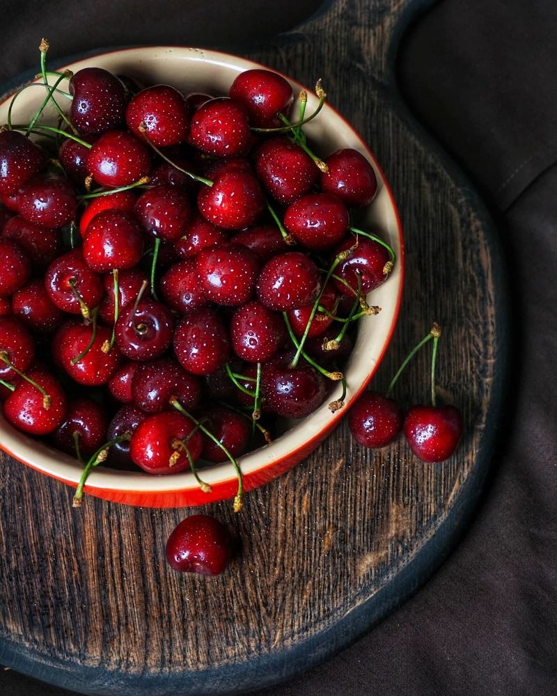 Натюрморт из спелой черешни