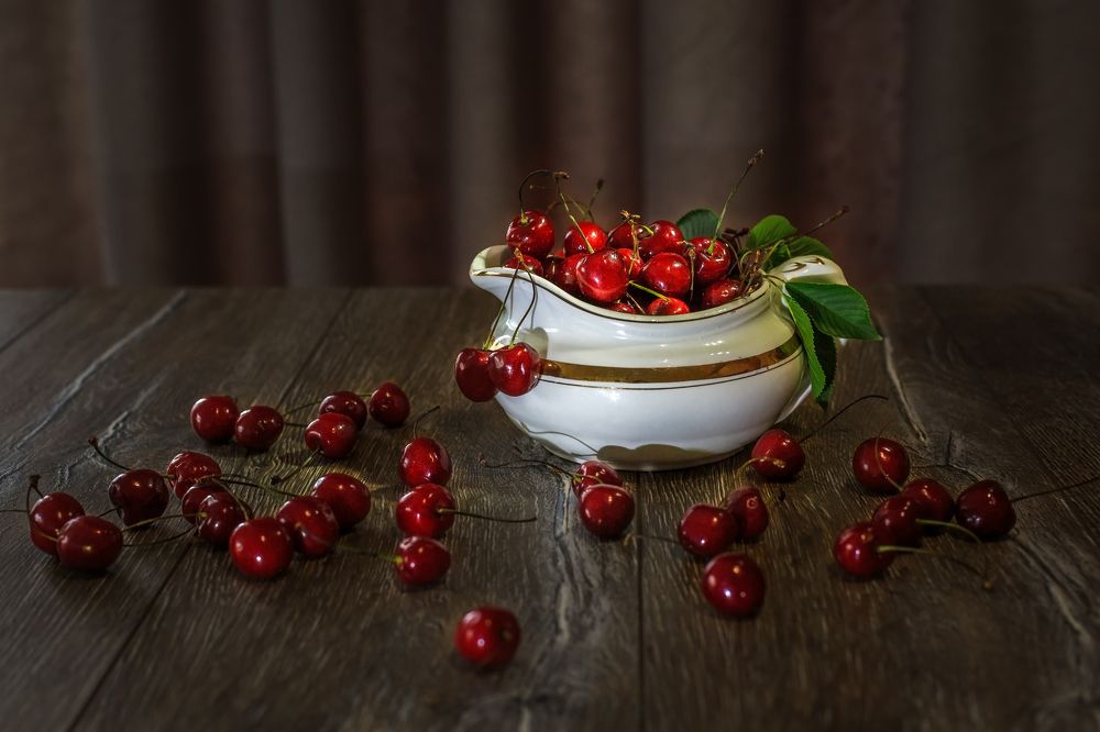 Натюрморт с черешней.