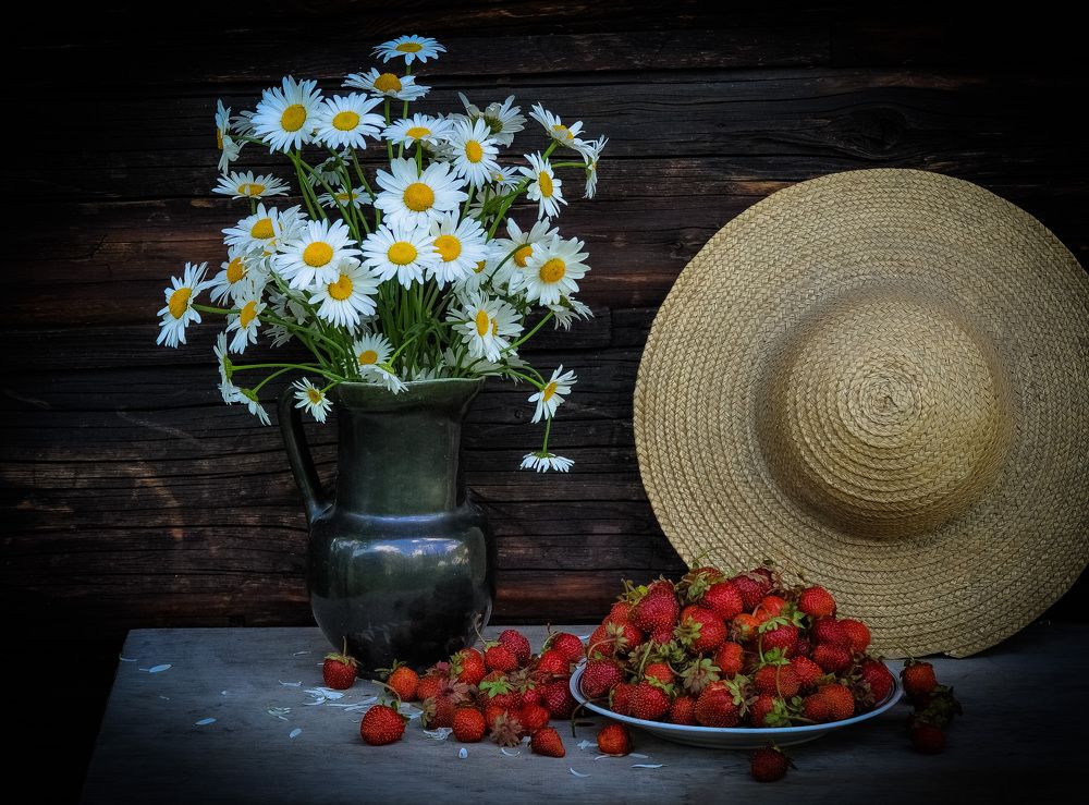 Натюрморт с ромашками и клубникой
