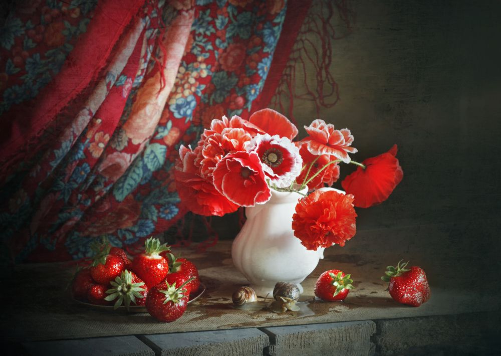 Маки и клубника