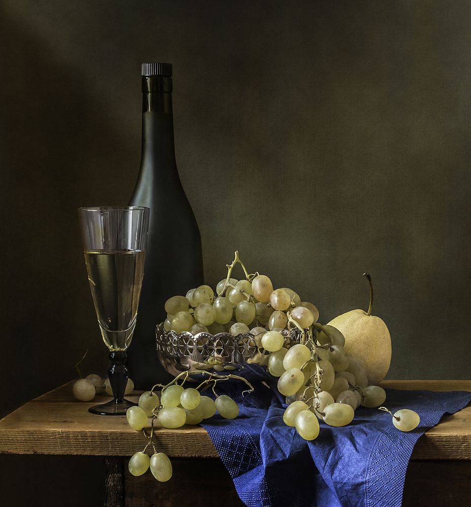 С вином и виноградом