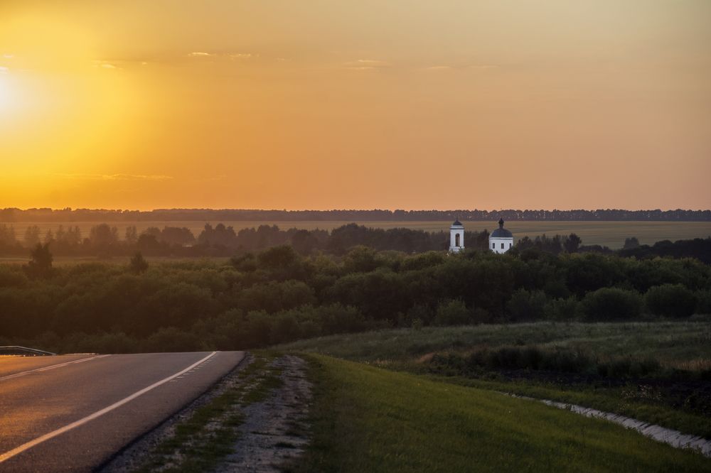 В золоте заката.