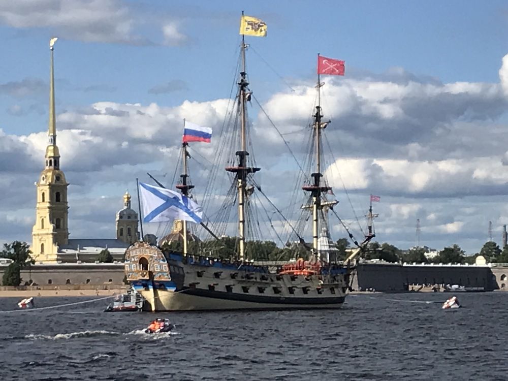 Парусник «Полтава» в акватории реки Нева. Санкт-Петербург. Россия.