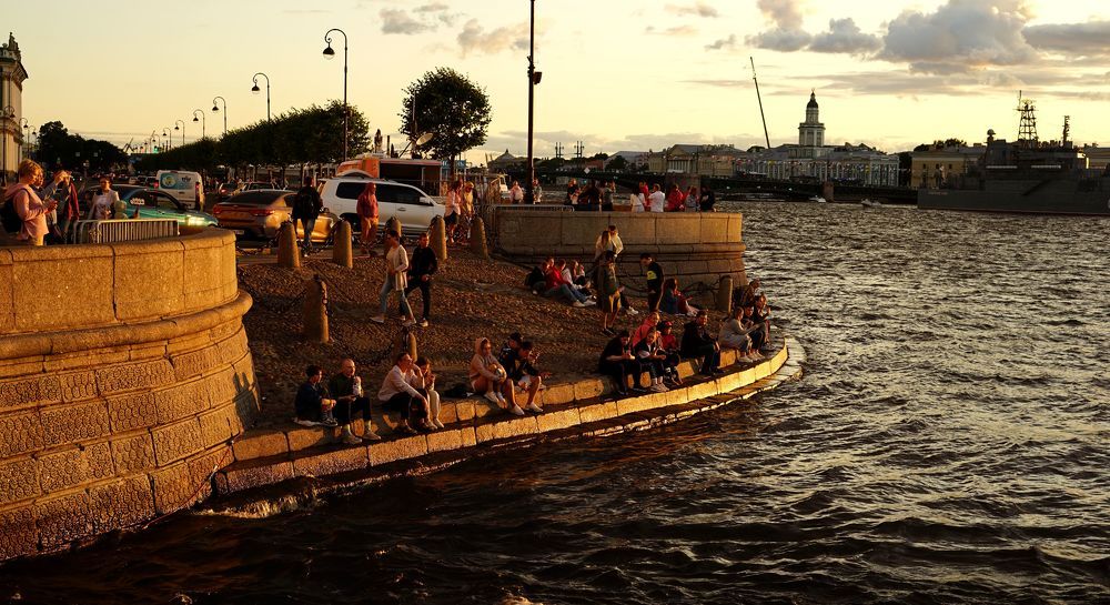 On the bank of Neva river, sanset's rays
