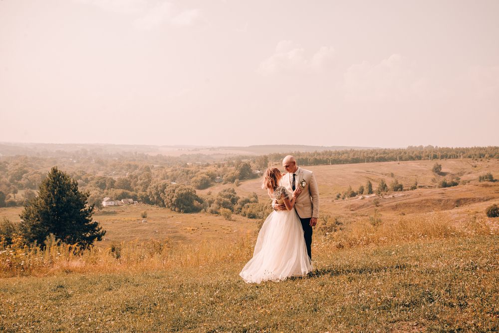 В его руках