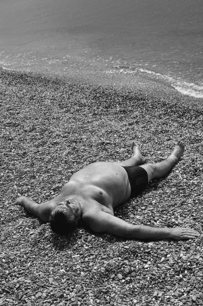 Большой человек лежал у моря