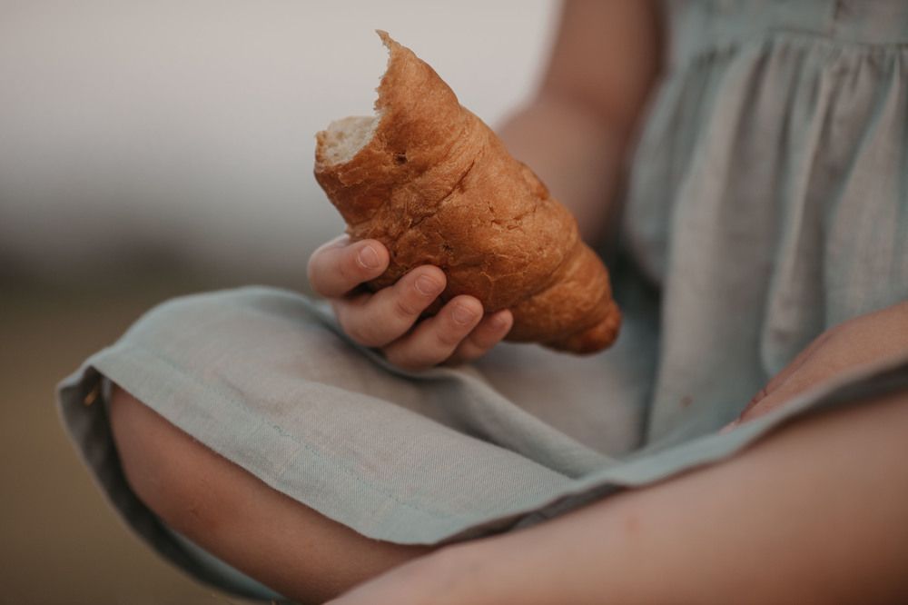 Пахнет скошенной травою За деревнею, в лугах. Жаркой летнею порою За рекой растут стога.